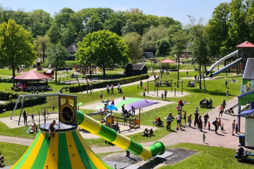 Luchtfoto van het speelpark op Landgoed Nienoord met glijbanen, speeltoestellen en bezoekers