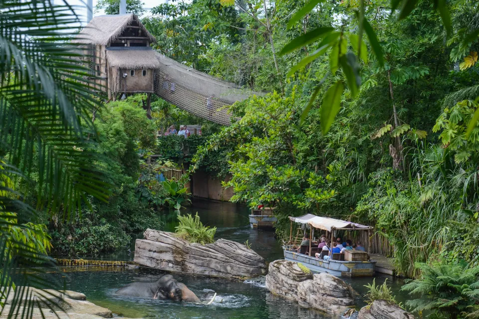 Bezoekers varen met een bootje door het tropische junglegebied van dierenpark Wildlands in Emmen