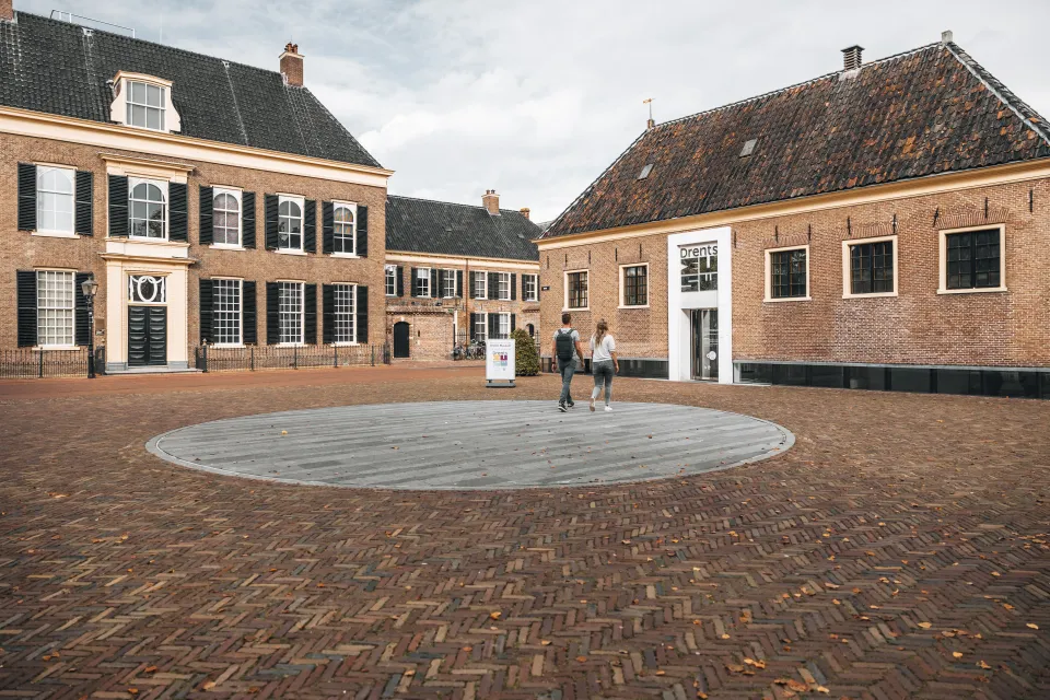 Historische bakstenen gebouwen met luiken langs een plein in Veenhuizen in Drenthe