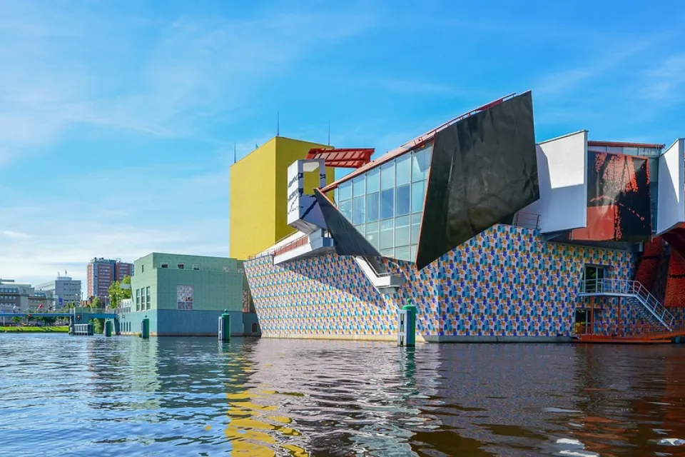 Het kleurrijke gebouw van het Groninger Museum aan het water in Groningen