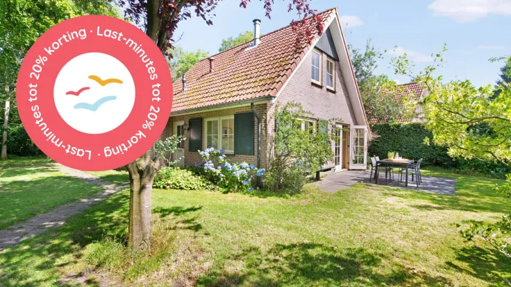 Foto van een vakantiewoning met tuin en een rode button met last minutes tot 20 procent korting
