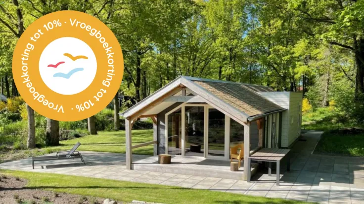 Foto van een overdekt terras tussen de bomen met een oranje button met vroegboekkorting tot 10 procent