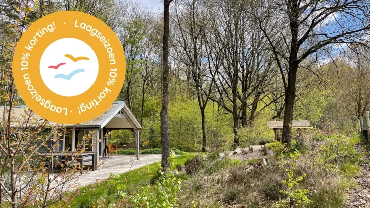Foto van een houten overkapping aan de bosrand met een oranje button met laagseizoen 10 procent korting